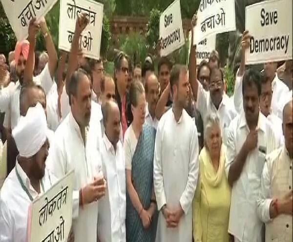 বিদ্রোহী বিধায়কদের কর্নাটক স্পিকারের সঙ্গে সন্ধের মধ্যে দেখা করার নির্দেশ সুপ্রিম কোর্টের, ইস্যু নিয়ে সরব কংগ্রেেস সহ অন্যান্য বিরোধীরা Cong leaders protest in Parliament over Karnataka, Goa crisis বিদ্রোহী বিধায়কদের কর্নাটক স্পিকারের সঙ্গে সন্ধের মধ্যে দেখা করার নির্দেশ সুপ্রিম কোর্টের, ইস্যু নিয়ে সরব কংগ্রেেস সহ অন্যান্য বিরোধীরা