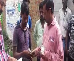 বাঁকুড়ায় বাড়ি বাড়ি গিয়ে কাটমানি ফেরত দিলেন তৃণমূল নেতা