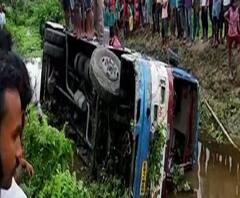 হলদিবাড়ি থেকে জলপাইগুড়ি যাওয়ার পথে নিয়ন্ত্রণ হারিয়ে নয়ানজুলিতে বাস, আহত যাত্রীরা