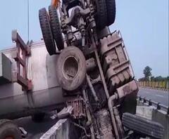 Reporter Stories: কাঁকসায় জাতীয় সড়কে নিয়ন্ত্রণ হারিয়ে উল্টোল গ্যাস ট্যাঙ্কার