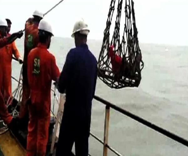 বাংলাদেশের জল সীমানা থেকে উদ্ধার ট্রলার চালক এখন কাকদ্বীপ হাসপাতালে চিকিৎসাধীন Rescued fisherman brought back to India from Bangladesh বাংলাদেশের জল সীমানা থেকে উদ্ধার ট্রলার চালক এখন কাকদ্বীপ হাসপাতালে চিকিৎসাধীন