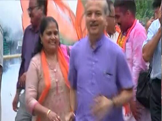 ફટાકડા ફૂટવા માંડતા જ ભાજપના નેતા ઝંડો ફેંકીને ભાગ્યા, કોણે દોડીને ઝંડો ઉઠાવ્યો ? જુઓ વીડિયો 