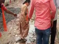 વડોદરાઃ ખૂદ મેયરનો જ પગ ફસાયો કાદવમાં, જુઓ LIVE VIDEO 