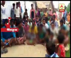 বীরভূমের ইলামবাজারের গঙ্গাপুর গ্রামে কাটমানি ফেরতের দাবিতে তৃণমূল নেতার বাড়ি ঘেরাও করে বিক্ষোভ গ্রামবাসীদের
