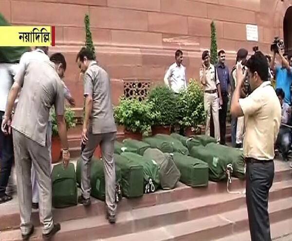 Nirmala Sitharaman and Narendra Modi has reached at Parliament সংসদে এসে পৌঁছালেন মোদী, নির্মলা, এল বাজেটের কপিও, শুরু মন্ত্রিসভার বৈঠক