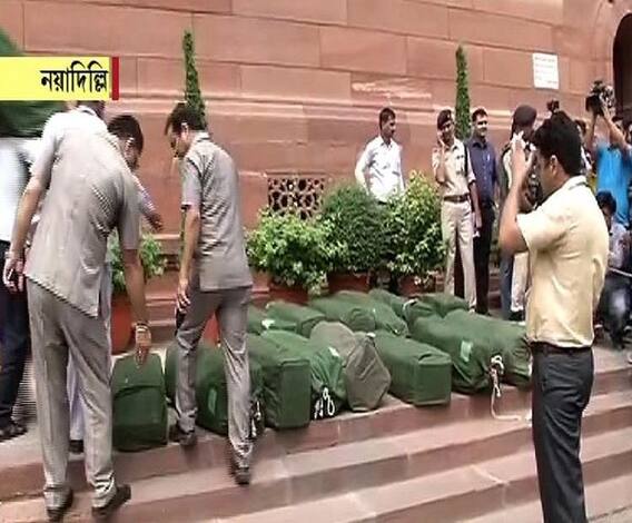 সংসদে এসে পৌঁছালেন মোদী, নির্মলা, এল বাজেটের কপিও, শুরু মন্ত্রিসভার বৈঠক 