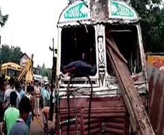 তমলুকে লরির ধাক্কায় দুই গরু ব্যবসায়ীর মৃত্যু, পথ অবরোধ