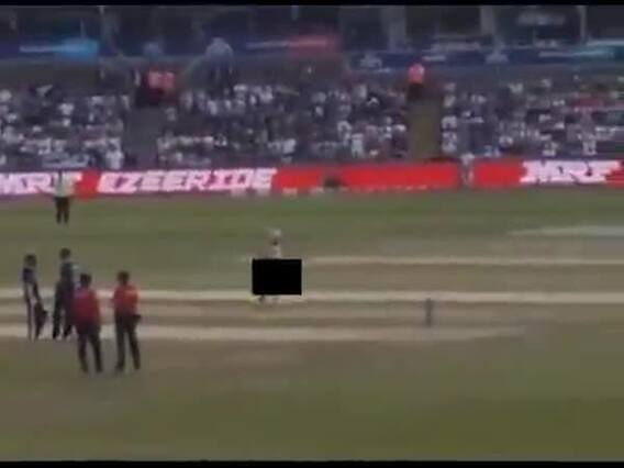 વર્લ્ડકપ મેચમાં સાવ નગ્નાવસ્થામાં મેદાન પર દોડી આવેલા યુવકે પાંચ મિનિટ લગી સિક્યૂરિટીને દોડાવી, મેચ રોકવી પડી, જુઓ વીડિયો