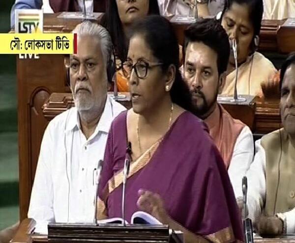 Nirmala Sitharaman speaks about pradhanmantri awas yajana and pradhanmantr sarak yajana ২০২২-এর মধ্যে সবার জন্য হবে বাড়ি, গ্রামে নতুন রাস্তা তৈরিতে বিনিয়োগ হবে ৮০ হাজার কোটি টাকা, বাজেটে জানালেন নির্মলা সীতারামন