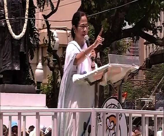 বাংলায় কেউ মারা গেলেই রাজনৈতিক সংঘাতের কথা বলা হয়, নির্বাচনী খরচের হিসেব দাও, বিজেপিকে আক্রমণ মমতার