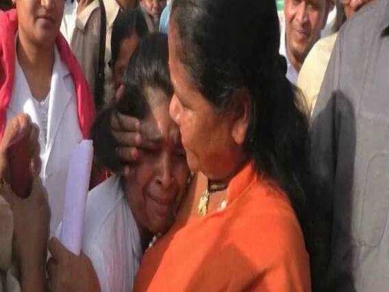 फतेहपुर: सांसद साध्वी निरंजन ज्योति के सामने रो पड़ीं संविदा नर्स, नौ महीने से नहीं मिली सैलरी