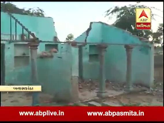 બનાસકાંઠાઃ બે વર્ષ પહેલા આવેલા પૂરમાં તૂટી પડેલા આ મકાનનો પરિવાર મેદાનમાં રહેવા મજબૂર