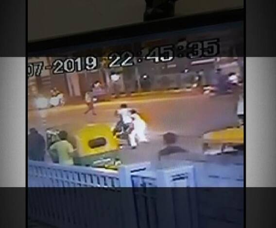  আটকানোর চেষ্টা করায়, পুলিশকর্মীকে হিঁচড়ে নিয়ে গেল হেলমেটবিহীন বেপরোয়া বাইক-চালক, গুরুতর জখম কনস্টেবল