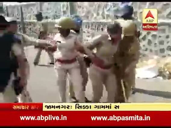 જામનગર: સિક્કામાં ગ્રામજનો અને પોલીસ વચ્ચે ઘર્ષણ, મહિલા પોલીસકર્મી ઈજાગ્રસ્ત, જુઓ વીડિયો