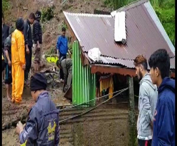 দার্জিলিঙে ধসে মৃত ২, আরও খবর একঝলকে 2 died due to landslide in Darjeeling, more news at a glance দার্জিলিঙে ধসে মৃত ২, আরও খবর একঝলকে