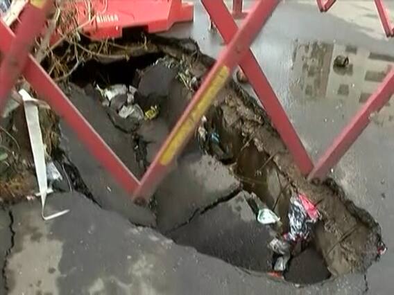 વડોદરાઃ વરસાદ પછી રસ્તા વચ્ચે પડ્યો મસમોટો ભૂવો, જુઓ વીડિયો