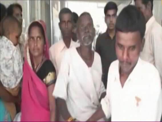 यूपी के कन्नौज जिला अस्पताल में संसाधनों की भारी कमी, साइकिल से अस्पताल पहुंचा मरीज