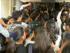 વડોદરા મેડિકલ કોલેજમાં વિદ્યાર્થિનીઓએ પ્રોફેસર સામે કેમ નોંધાવ્યો વિરોધ? જુઓ વીડિયો