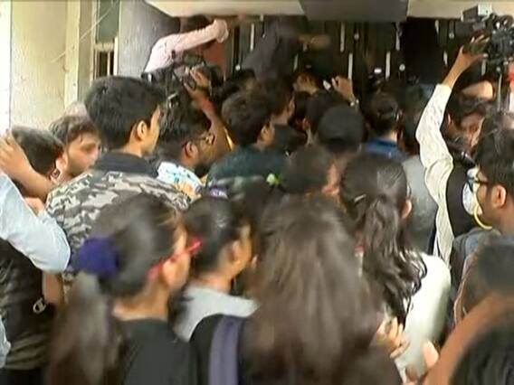 વડોદરા મેડિકલ કોલેજમાં વિદ્યાર્થિનીઓએ પ્રોફેસર સામે કેમ નોંધાવ્યો વિરોધ? જુઓ વીડિયો