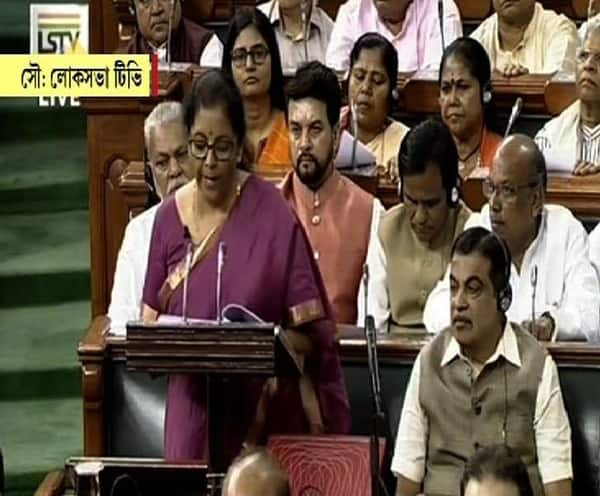 Govt hikes excise duty, cess on petrol-diesel by Re 1 each লিটারে ২ টাকা করে দামি পেট্রোল-ডিজেল, বাজেটে ঘোষণা অর্থমন্ত্রীর