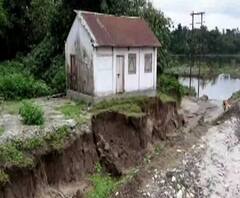Reporter Stories: জলপাইগুড়িতে করলা নদীর জলস্তর বাড়ায় ভাঙনের জের, ৩১ নম্বর জাতীয় সড়কের গোশালা মোড়ে, নদী গর্ভে তলিয়ে যেতে বসেছে ঐতিহ্যবাহী দেবী চৌধুরানির মন্দির