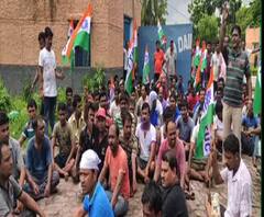 দত্তপুকুরের নীলগঞ্জ এলাকায় দুগ্ধ প্রক্রিয়াকরণ কারখানায় তৃণমূলের শ্রমিক সংগঠনের বিক্ষোভ
