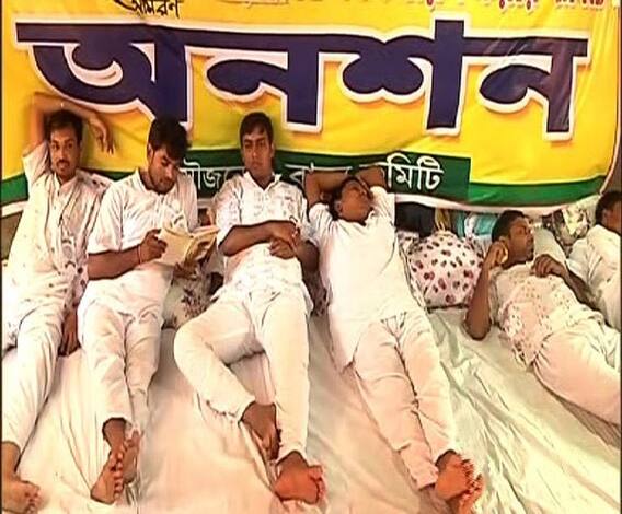 প্রাথমিক শিক্ষকদের অনশন মঞ্চে দিলীপ ঘোষ, বললেন ভয় দেখিয়ে আন্দোলন বন্ধ করা যাবে না