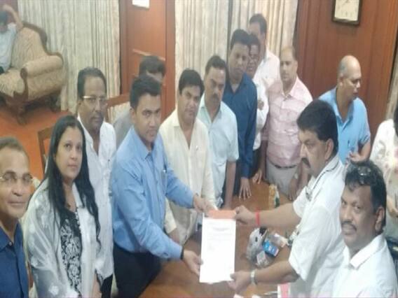 कर्नाटक के बाद गोवा में भी कांग्रेस की हालत खस्ता ! 15 में से 10 विधायकों के बीजेपी में हुए शामिल