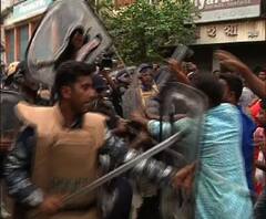 ১৪৪ ধারার মধ্যেই তৃণমূল-বিজেপি খন্ডযুদ্ধ, বনগাঁ পুরসভায় বোর্ড দখলের দাবি তৃণমূল-বিজেপি দু’পক্ষেরই