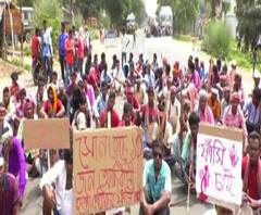 Reporter Stories: কয়লাখনি তৈরি হলে উচ্ছেদের আশঙ্কা, শোনভদ্রে হত্যাকাণ্ডের প্রতিবাদে মহম্মদবাজারে আদিবাসী সংগঠনের পথ অবরোধ