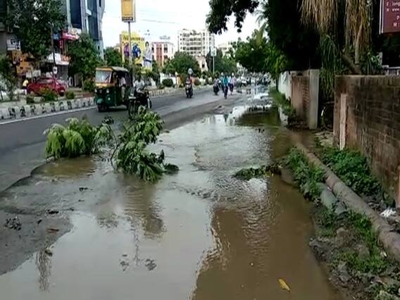 વડોદરાઃ ગોત્રી વિસ્તારમાં પડ્યો ભૂવો, જુઓ વીડિયો