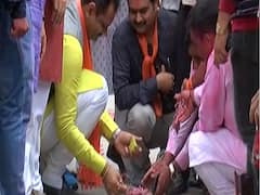 જીતુ વાઘાણીએ ફટાકડાની લૂમને દિવાસળી પર દિવાસળી ચાંપી પણ ફટાકડા ફૂટ્યા જ નહીં, જુઓ વીડિયો