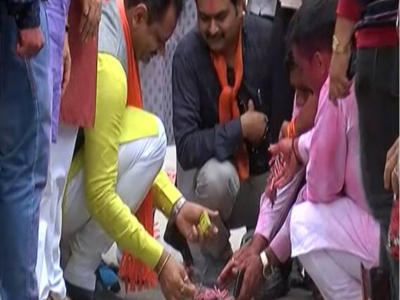 જીતુ વાઘાણીએ ફટાકડાની લૂમને દિવાસળી પર દિવાસળી ચાંપી પણ ફટાકડા ફૂટ્યા જ નહીં, જુઓ વીડિયો