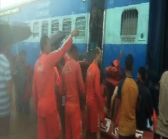 মহারাষ্ট্রে জলমগ্ন রেললাইনে ১০ ঘণ্টা ধরে আটকে ট্রেন, আটকে এখনও ২০০ যাত্রী, চলছে উদ্ধারকাজ