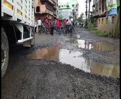 জলমগ্ন, বেহাল রাস্তা, শ্রীরামপুরের নওগাঁর মোড়ে মাছ ছেড়ে বিক্ষোভ বামেদের, ২৬ কোটি টাকার ওয়ার্ক অর্ডার হয়ে গিয়েছে, দ্রুত রাস্তা সারানোর আশ্বাস প্রশাসনের