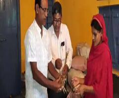 কাটোয়ায় হাঁস-মুরগি পালন প্রকল্পের মুরগি দলীয় কর্মীদের মধ্যে বিলির অভিযোগ তৃণমূল প্রধানের বিরুদ্ধে, পঞ্চায়েত অফিসে তালা ঝুলিয়ে বিজেপির বিক্ষোভ