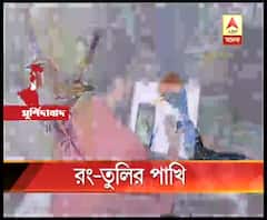 হারিয়ে যাওয়া পাখিকেও যেন খুঁজে পাওয়া যায় তাঁর রঙ তুলিতে, এই লক্ষ্য পূরণেই পাখির ছবি আঁকেন বহরমপুরের প্রতীম দাস