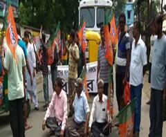 ভাটপাড়ায় অর্জুন সিংহর বাড়ির সামনে গুলি-বোমাবাজি, প্রতিবাদে অবরোধ শ্যামনগরে