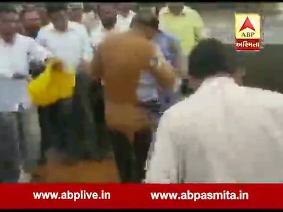 VIDEO: કોગ્રેસના ધારાસભ્ય નીતેશ રાણેએ એન્જિનિયર પર ફેંક્યુ કાદવ, જુઓ વીડિયો