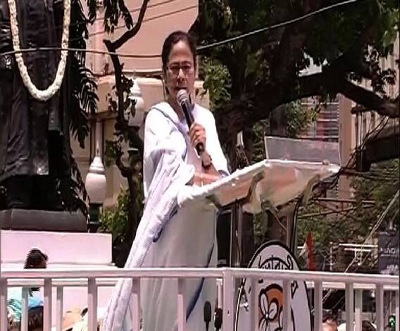 বিজেপিকে ভোট দিলে ভাটপাড়াই হবে, একুশের মঞ্চ থেকে আক্রমণ মমতার