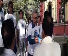 Reporter Stories: কোন্ননগরে প্রাতঃভ্রমণকারীদের 'দিদিকে বলো' ওয়েবসাইট এবং হেল্প নম্বর লেখা কার্ড দিলেন বিধায়ক প্রবীর ঘোষাল