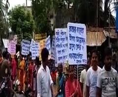বিজেপির কাটমানি-বিক্ষোভ, দত্তপুকুরে তৃণমূল-বিজেপি সংঘর্ষে রণক্ষেত্র যশোর রোড