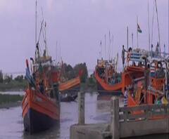 ১২ দিন পর দেশে ফিরল বাংলাদেশে আটকে থাকা ৩২টি ট্রলারের ৫১৬ জন মৎস্যজীবী