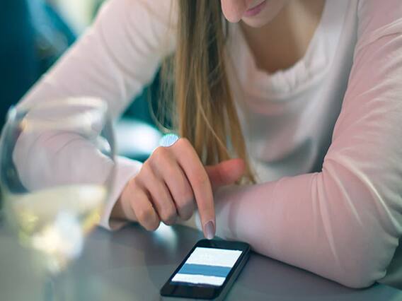 ઓનલાઇન ડેટિંગ કરતી વખતે આટલી વાતોનું જરૂરથી રાખો ધ્યાન