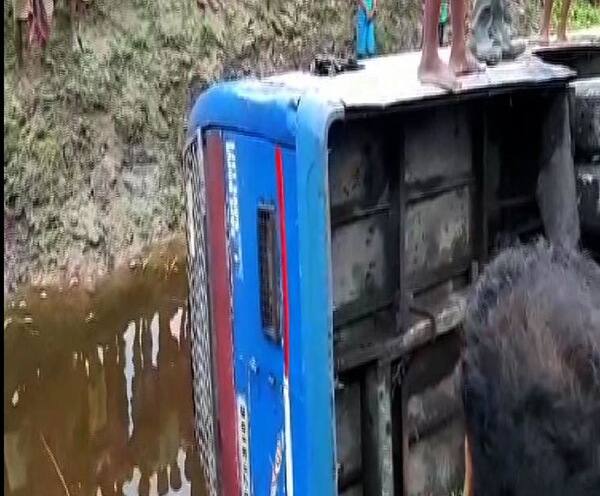 কোচবিহারে তৃণমূলের সভা ঘিরে উত্তেজনা, মালদায় দুর্ঘটনায় ছাত্রের মৃত্যু, বাছাই করা জেলার খবর দেখে নিন এক ঝলকে Headlines Ek Jhalake - District stories in a nutshell কোচবিহারে তৃণমূলের সভা ঘিরে উত্তেজনা, মালদায় দুর্ঘটনায় ছাত্রের মৃত্যু, বাছাই করা জেলার খবর দেখে নিন এক ঝলকে