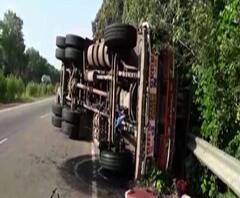 পশ্চিম মেদিনীপুরের বেলদায় জাতীয় সড়কে লরি উল্টে মৃত সাইকেল আরোহী, গুরুতর আহত লরি চালক