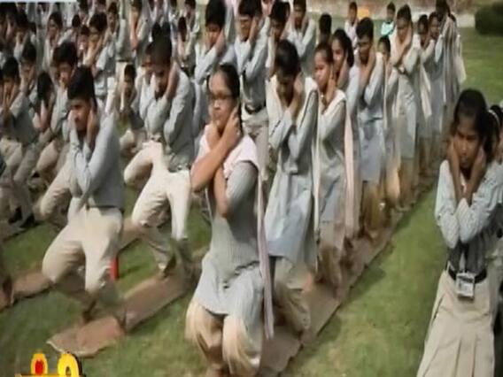 घंटी बजाओ: कान पकड़ उठक-बैठक योग है या पोगापंथी? इस रिपोर्ट में मिलेगा जवाब