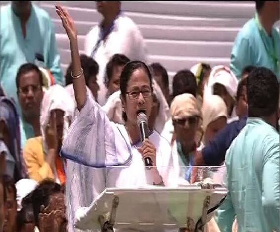 কেন্দ্রীয় সরকারের মতো মাইনে চাইলে দিল্লিতে গিয়ে চাকরি করুন, সিপিএমের লজ্জা-ঘৃণা-ভয় নেই, আক্রমণ মমতার