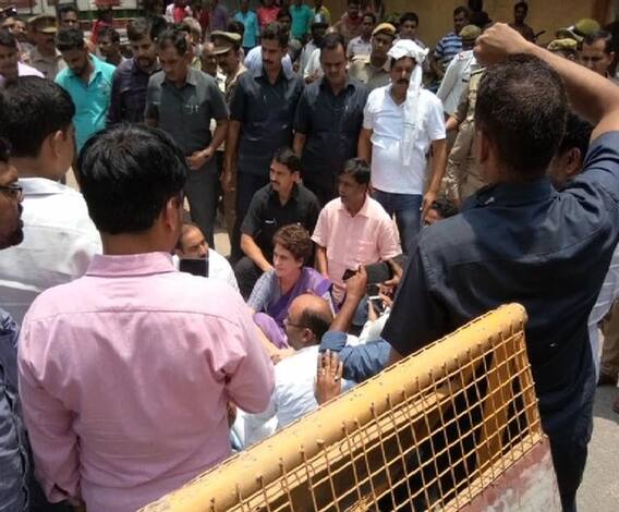 উত্তর প্রদেশ পুলিশের বাধার মুখে প্রিয়ঙ্কা গাঁধী, পিছু হটব না, মন্তব্য প্রিয়ঙ্কার, উত্তর প্রদেশের সুরক্ষা ব্যবস্থা নিয়ে ওঁর পরামর্শের দরকার নেই, কটাক্ষ শাহনওয়াজ হুসেনের