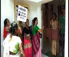 কোচবিহারে কাটমানি ফেরতের দাবিতে তৃণমূল পঞ্চায়েত সদস্যার বাড়ির সামনে বিক্ষোভ স্থানীয়দের